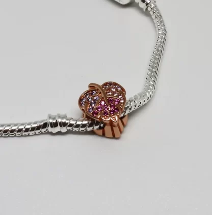 Charm hoja