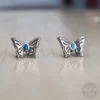 Aros de plata con ópalo mariposa